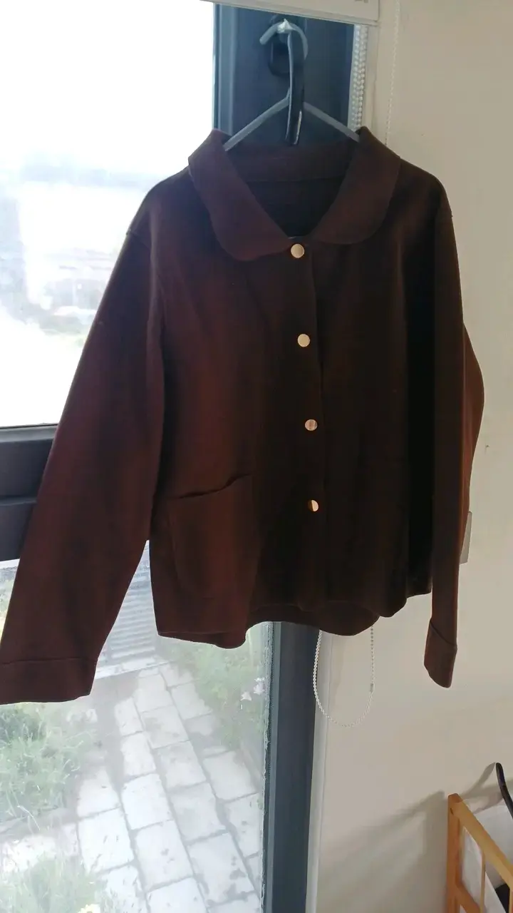 Chaqueta marrón con botones a presión dorados