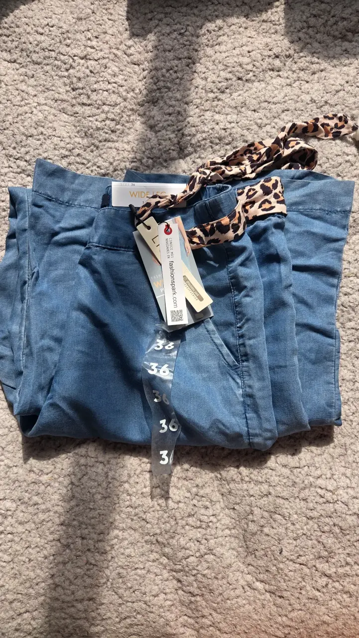 Pantalones anchos de mezclilla con cinturón animal print