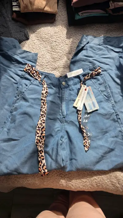 Pantalones anchos de mezclilla con cinturón animal print - miniatura 2