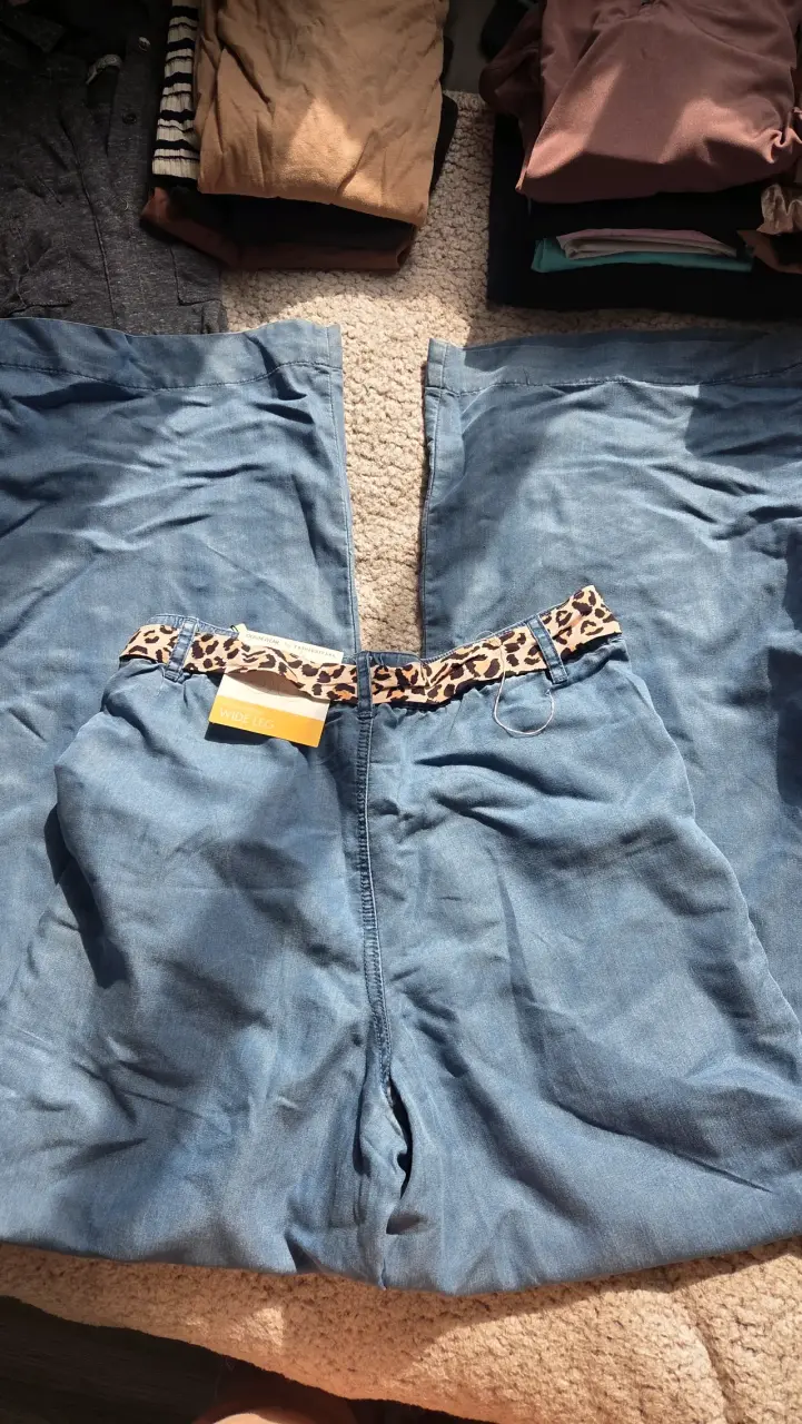 Pantalones anchos de mezclilla con cinturón animal print - 3