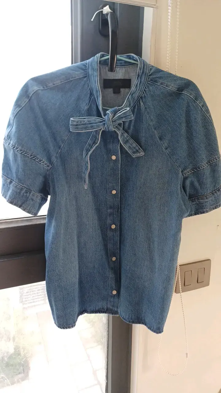 Blusa de mezclilla con lazo en cuello