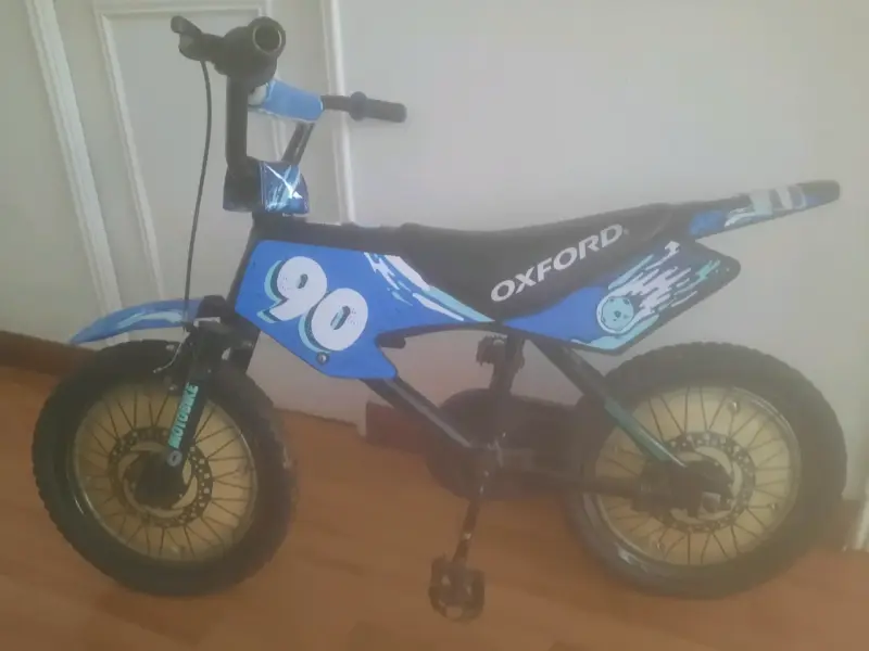 Bicicleta infantil Oxford azul con diseño deportivo - 1