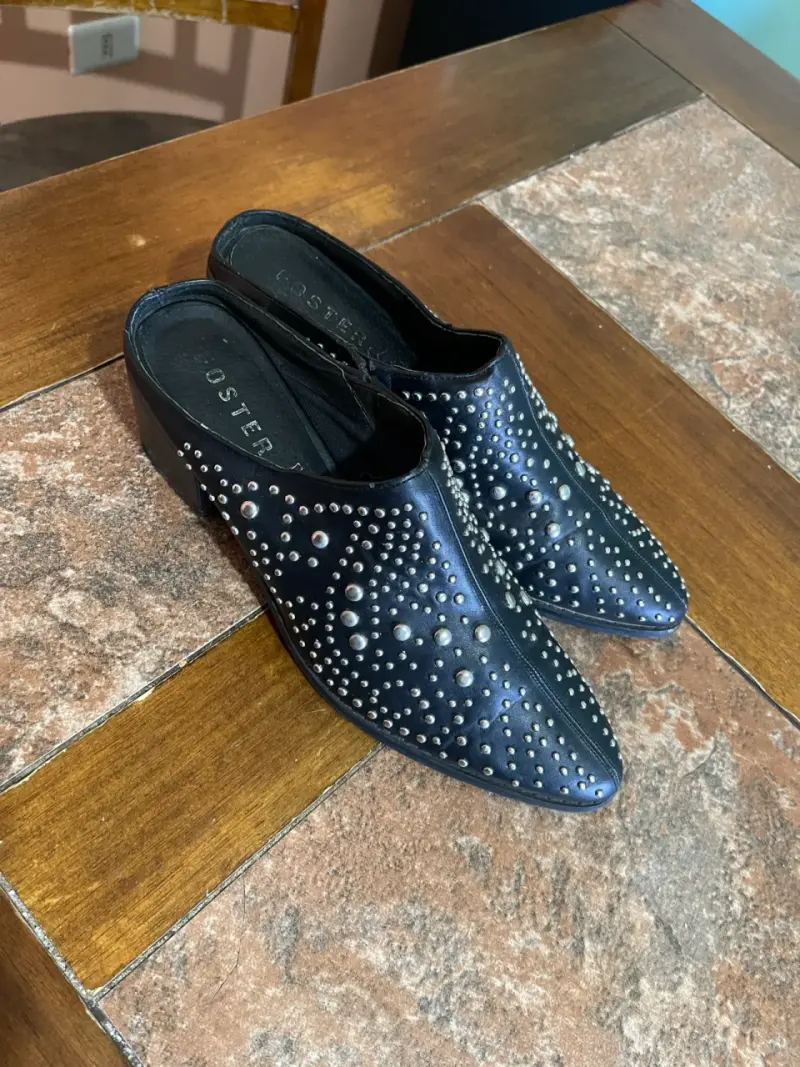 Zapatos mule negros con tachas Foster