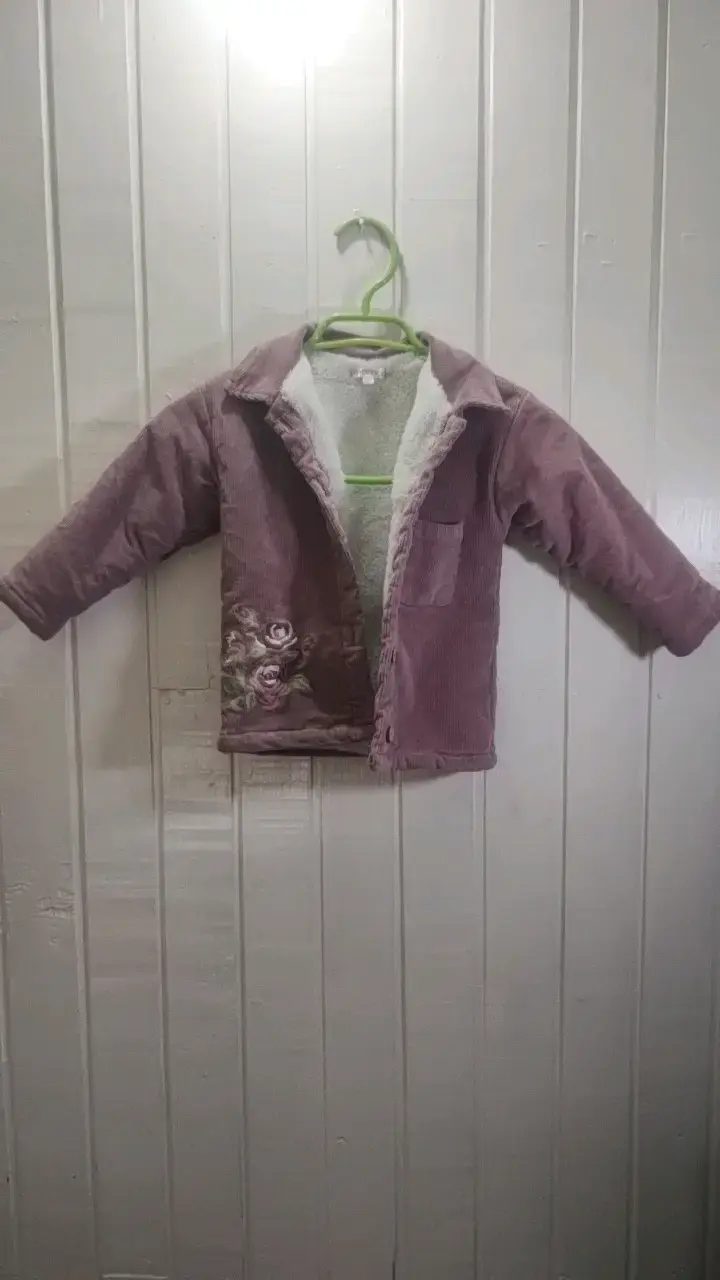 Chaqueta de niña con forro polar y bordado floral - 1