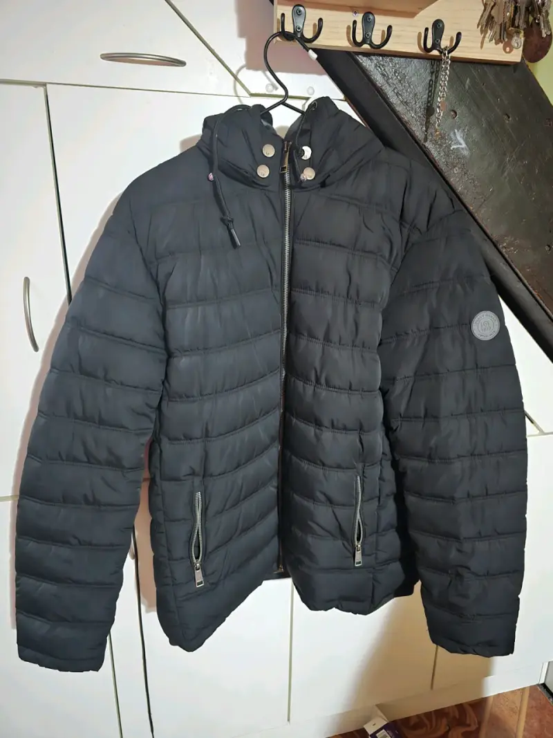 Chaqueta acolchada negra con capucha Legacy