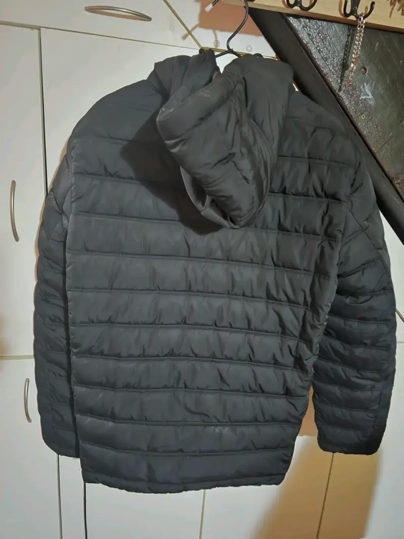 Chaqueta acolchada negra con capucha Legacy - 2