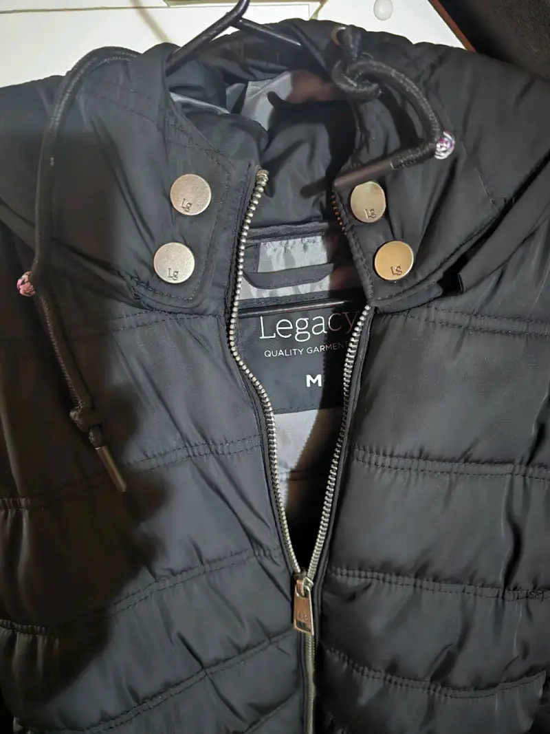 Chaqueta acolchada negra con capucha Legacy - 3