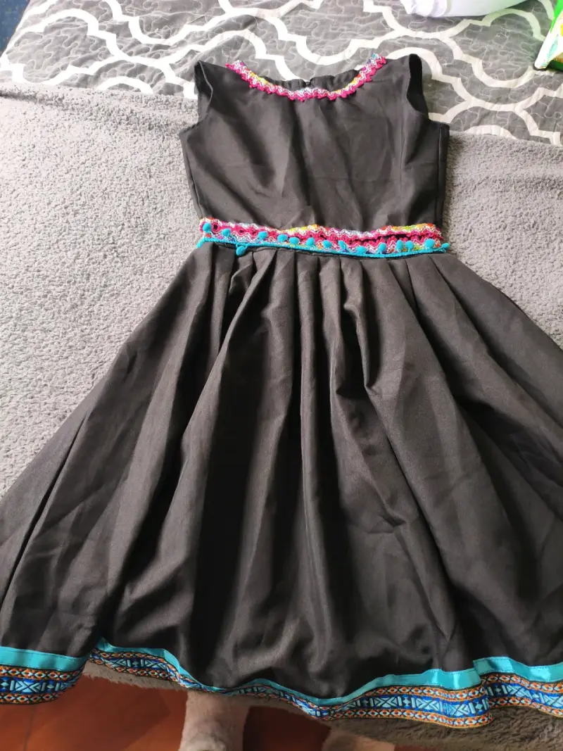 Vestido negro con bordados coloridos Aymara