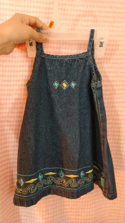Vestido de mezclilla para niña con bordado colorido - miniatura 1