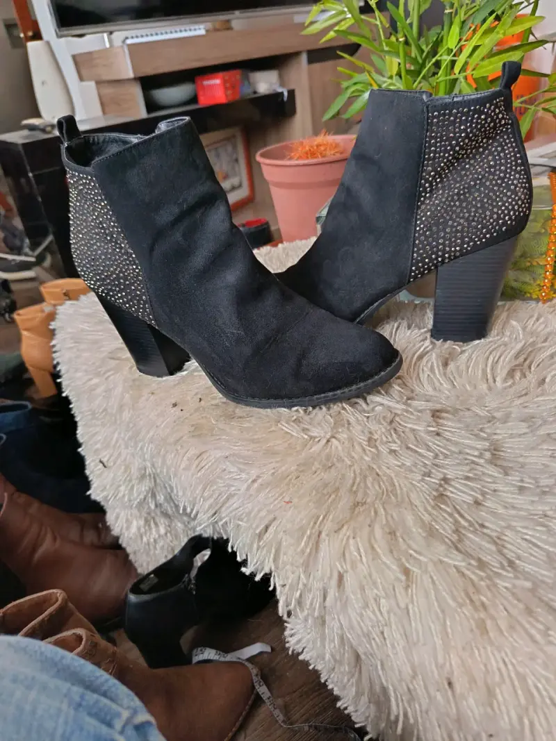 Botines de tacón negro con detalles brillantes - 2