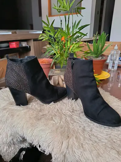 Botines de tacón negro con detalles brillantes - miniatura 3