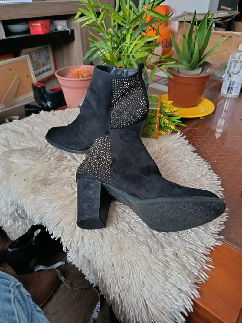 Botines de tacón negro con detalles brillantes - 5