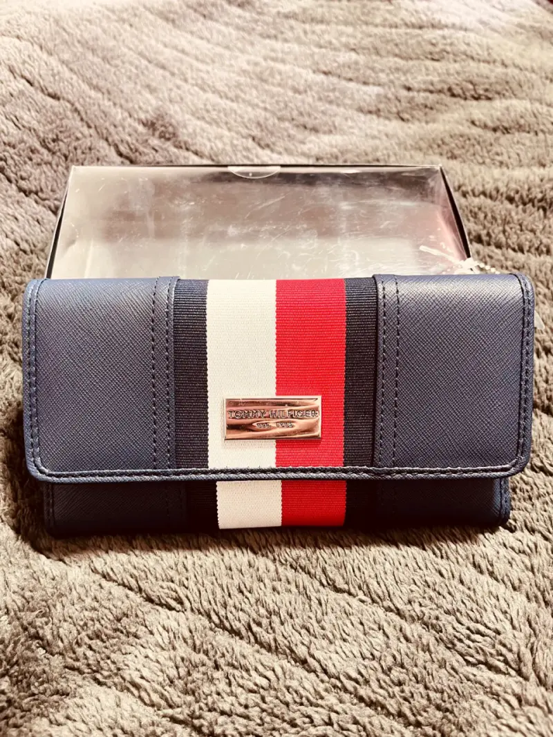 Billetera Tommy Hilfiger azul con diseño tricolor - 1