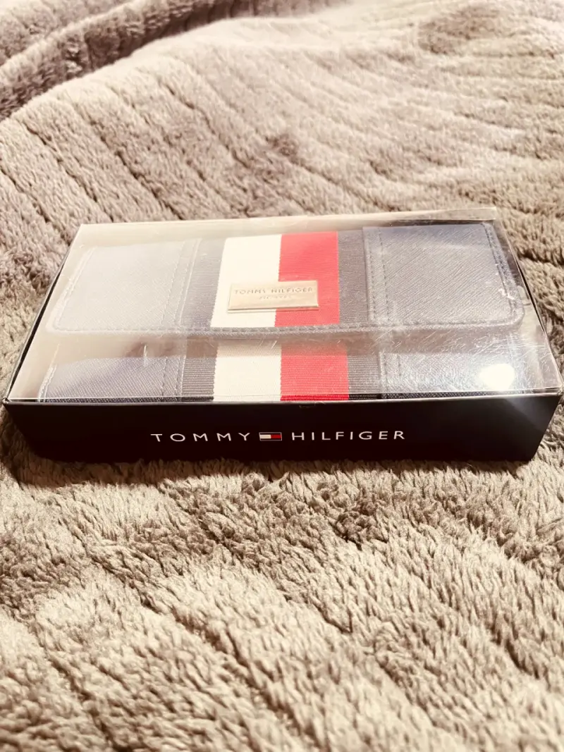 Billetera Tommy Hilfiger azul con diseño tricolor - 2