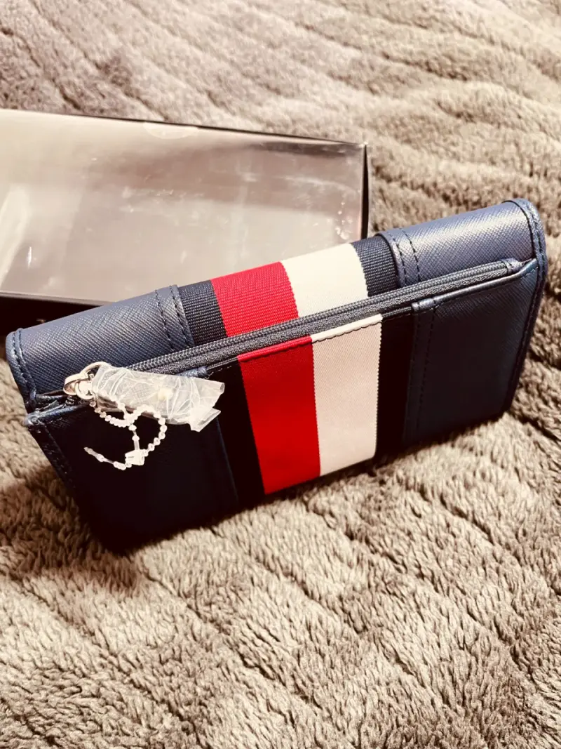 Billetera Tommy Hilfiger azul con diseño tricolor - 3