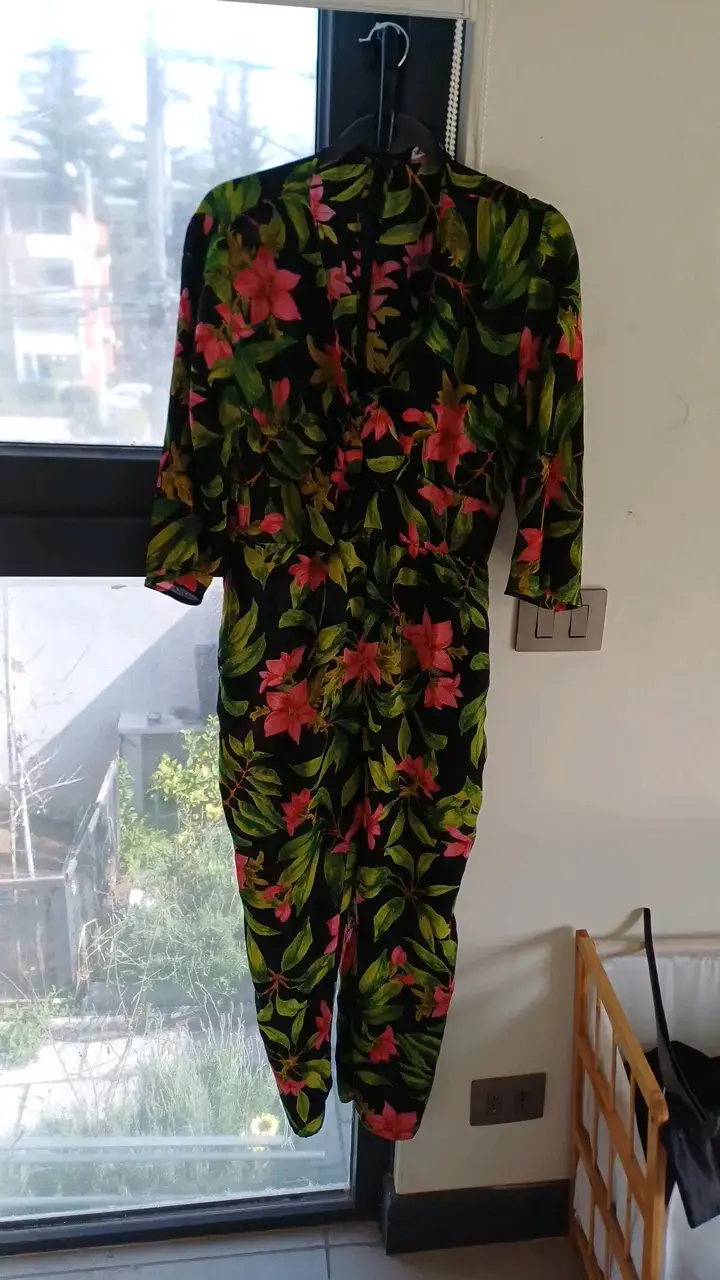 Enterito floral de mujer con diseño tropical