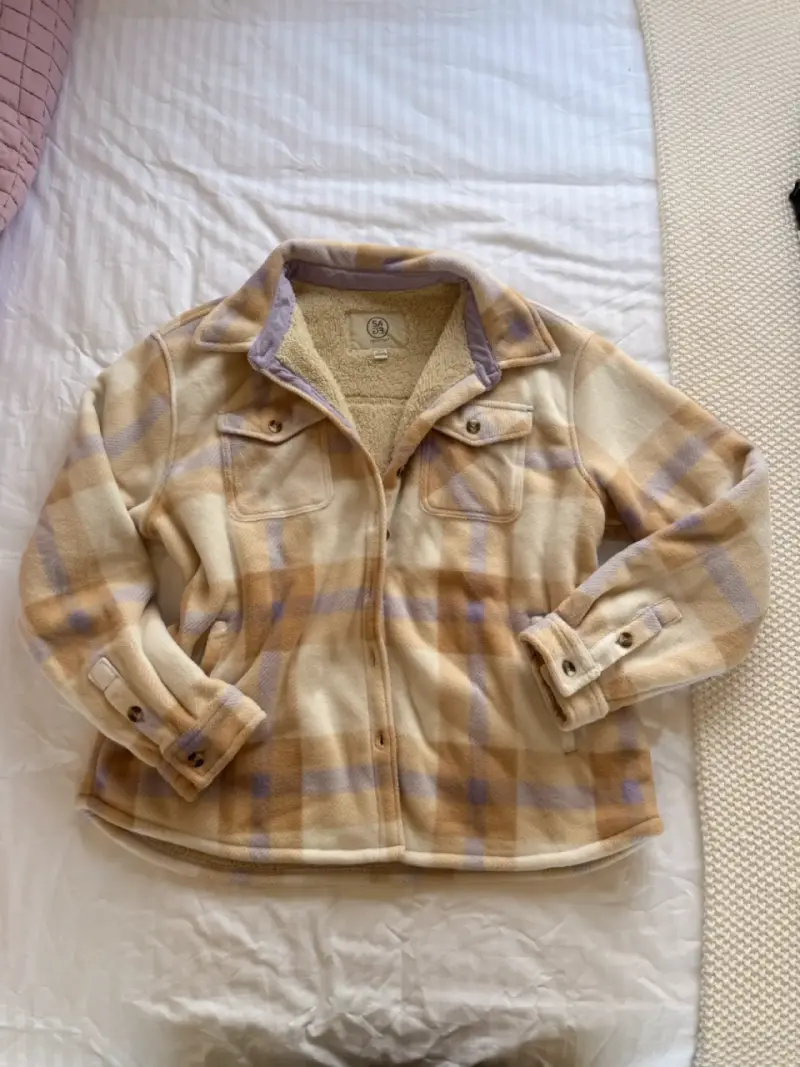 Chaqueta de polar a cuadros beige y lila