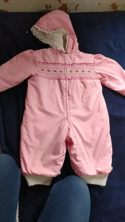 Enterito de bebé rosa con capucha - miniatura 1