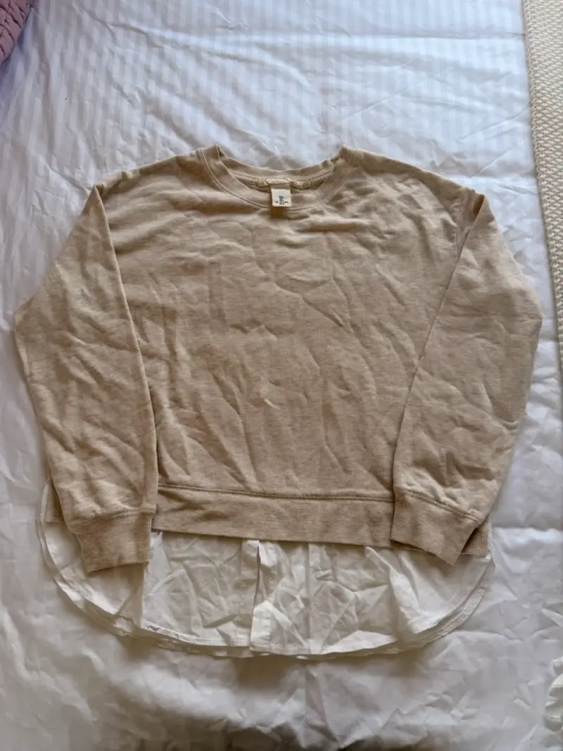 Sweater beige con diseño de doble capa