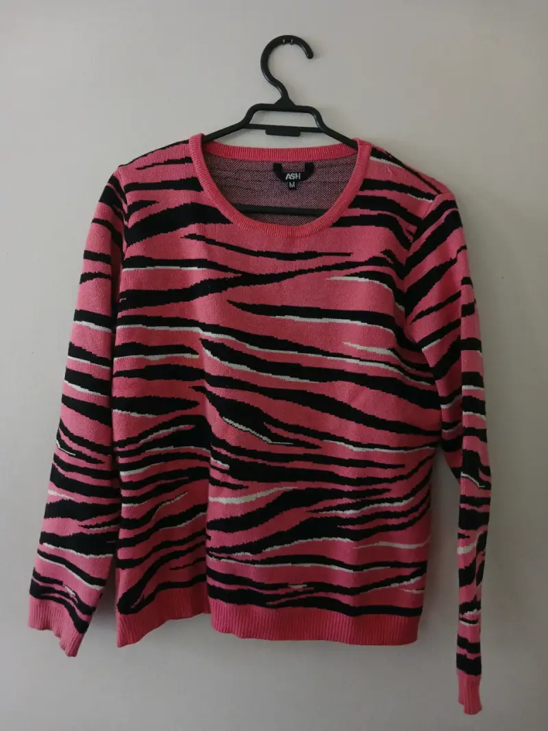 Suéter de rayas animal print rosa y negro