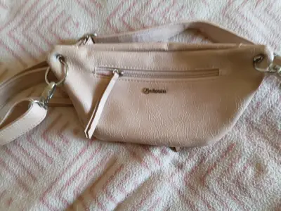 Riñonera rosa palido con detalles metálicos - miniatura 4