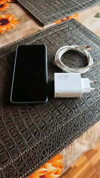 Smartphone Xiaomi Redmi con cargador 67W - miniatura 1