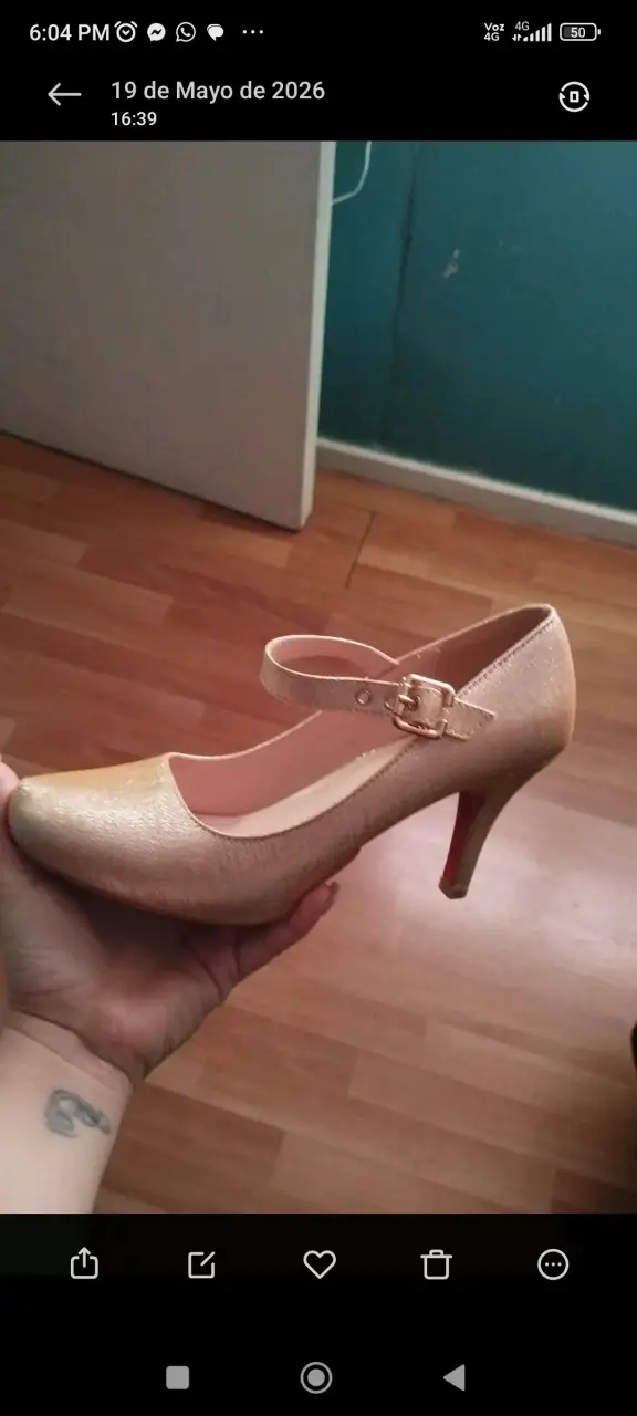 Zapatos de tacón dorados con correa