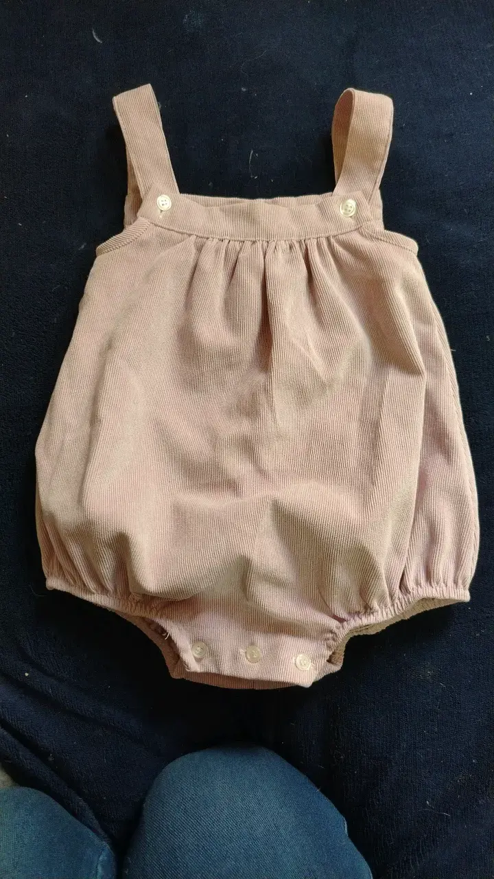 Enterito de bebé color lila con tirantes