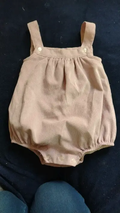 Enterito de bebé color lila con tirantes - miniatura 1
