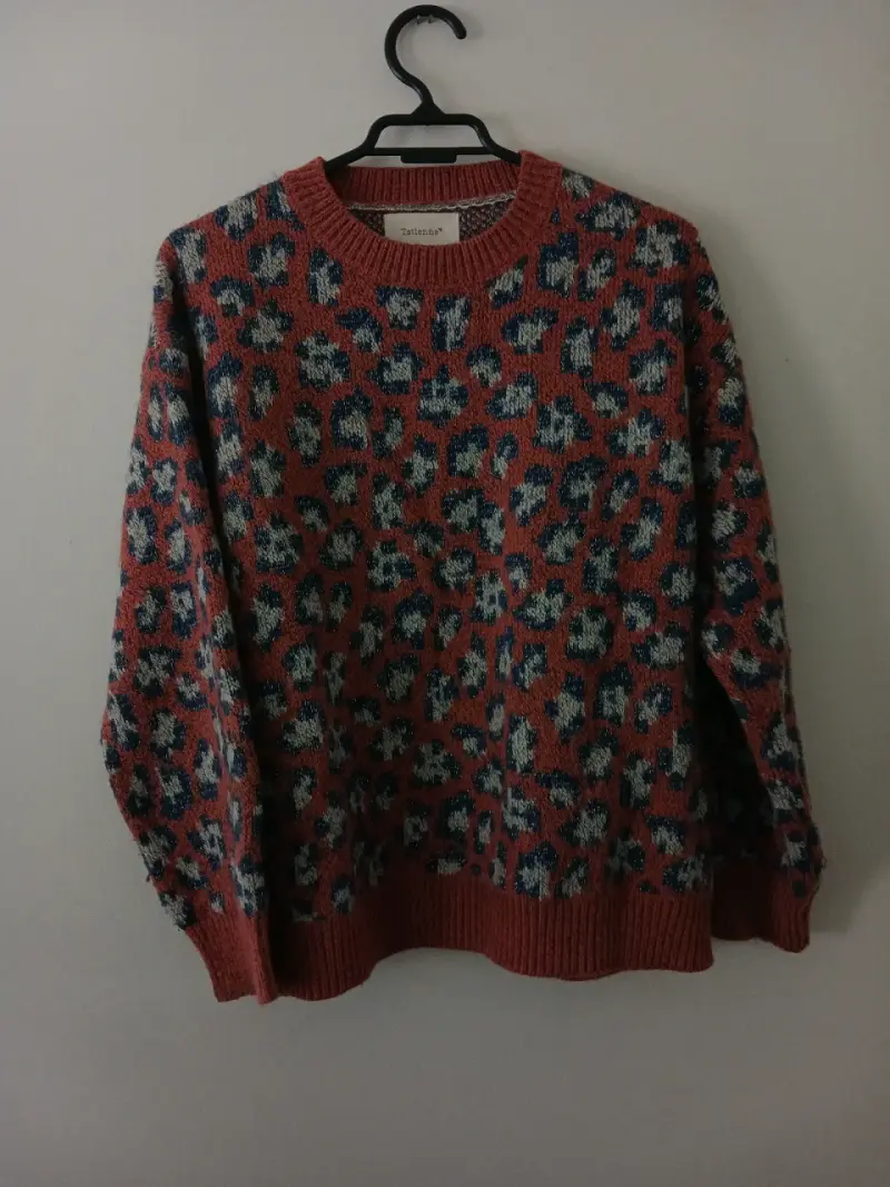 Suéter de lana con diseño animal print