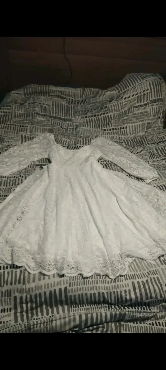 Vestido de novia blanco con encaje y detalles brillantes