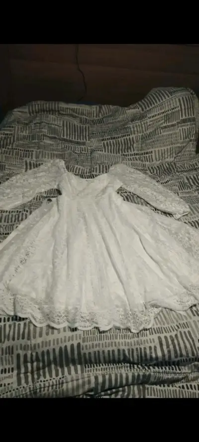 Vestido de novia blanco con encaje y detalles brillantes - miniatura 1