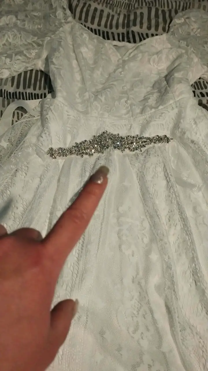 Vestido de novia blanco con encaje y detalles brillantes - 3