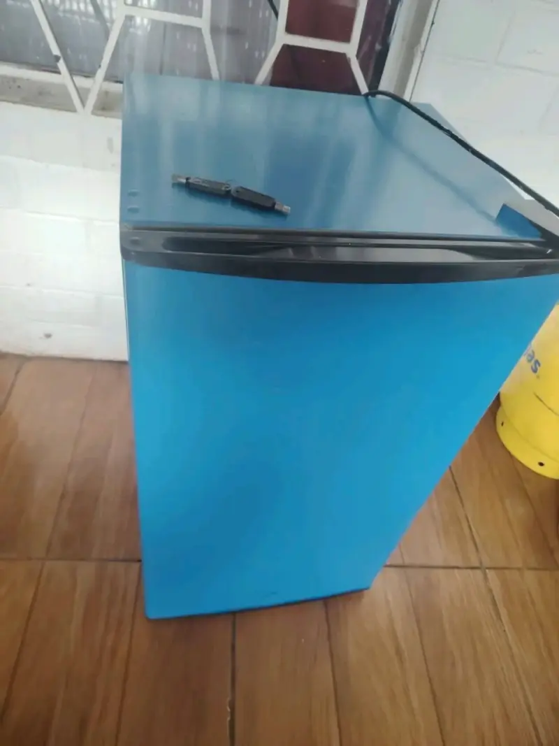 Mini refrigerador azul compacto