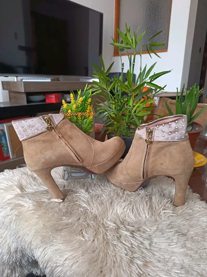Botines de gamuza beige con tacón alto y detalles dorados - 1