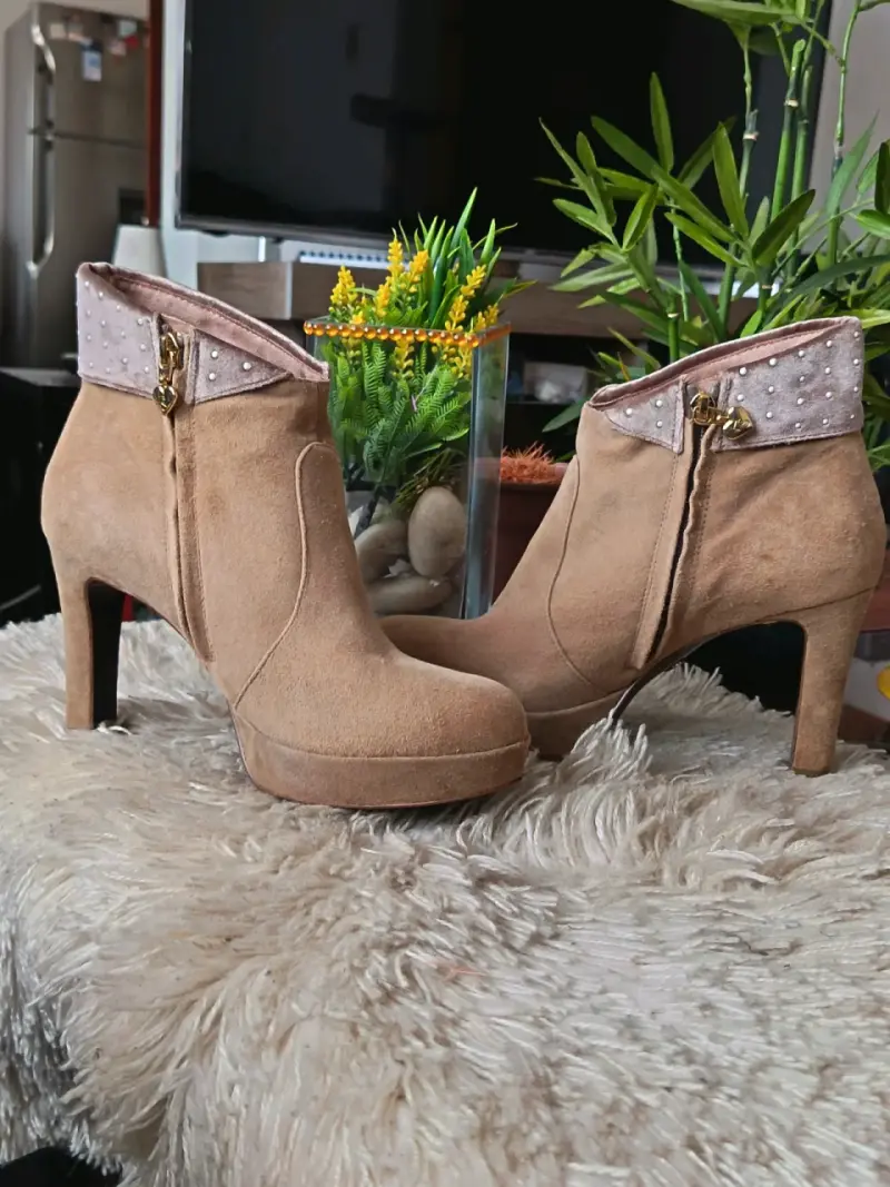 Botines de gamuza beige con tacón alto y detalles dorados - 2