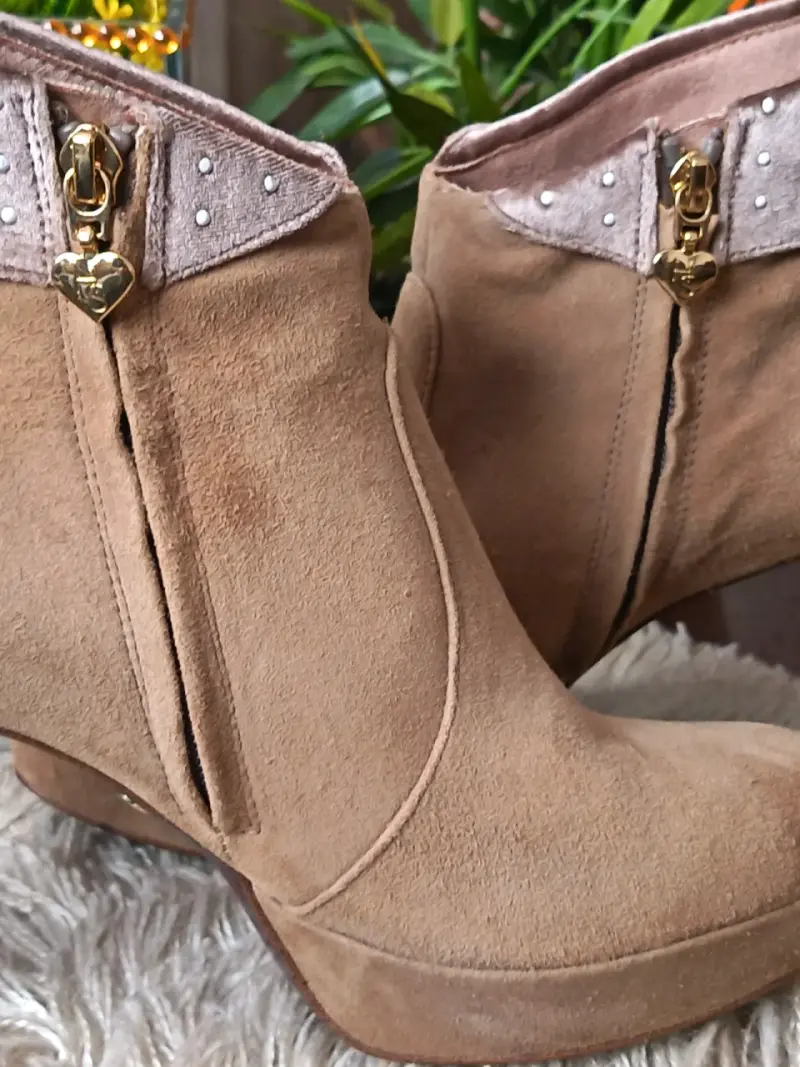Botines de gamuza beige con tacón alto y detalles dorados - 3