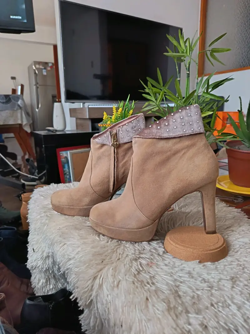 Botines de gamuza beige con tacón alto y detalles dorados - 5