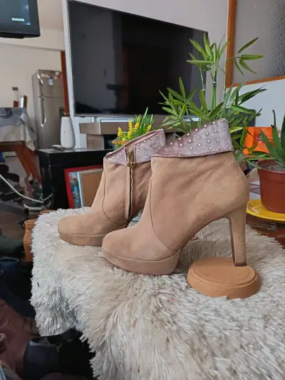 Botines de gamuza beige con tacón alto y detalles dorados - miniatura 5
