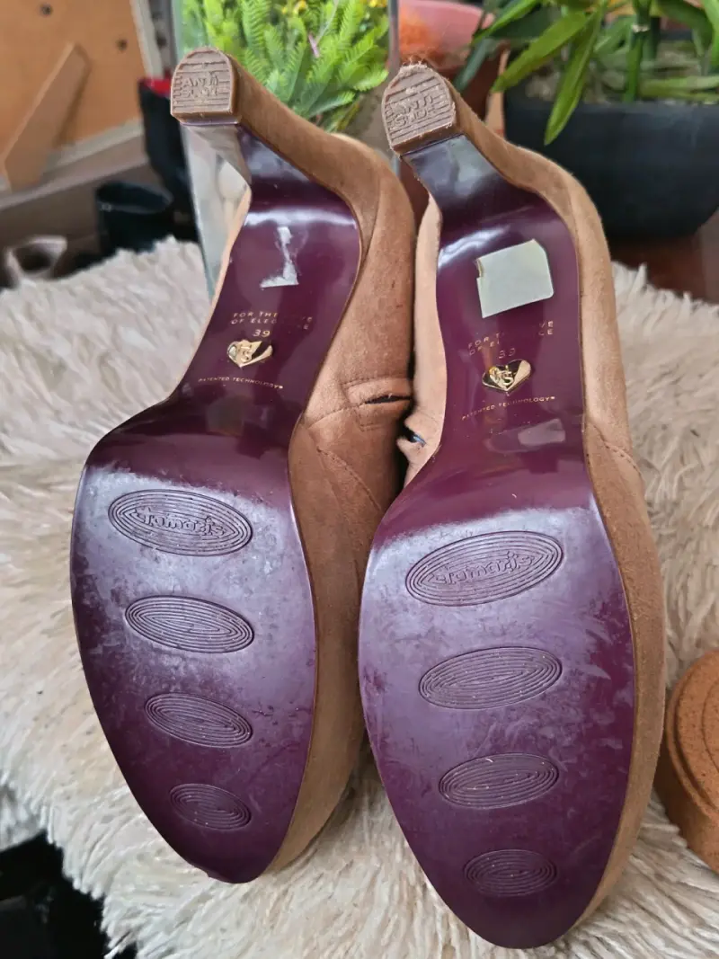 Botines de gamuza beige con tacón alto y detalles dorados - 6