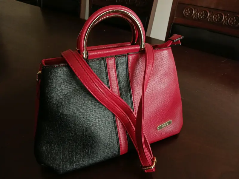 Bolso de mano bicolor elegante