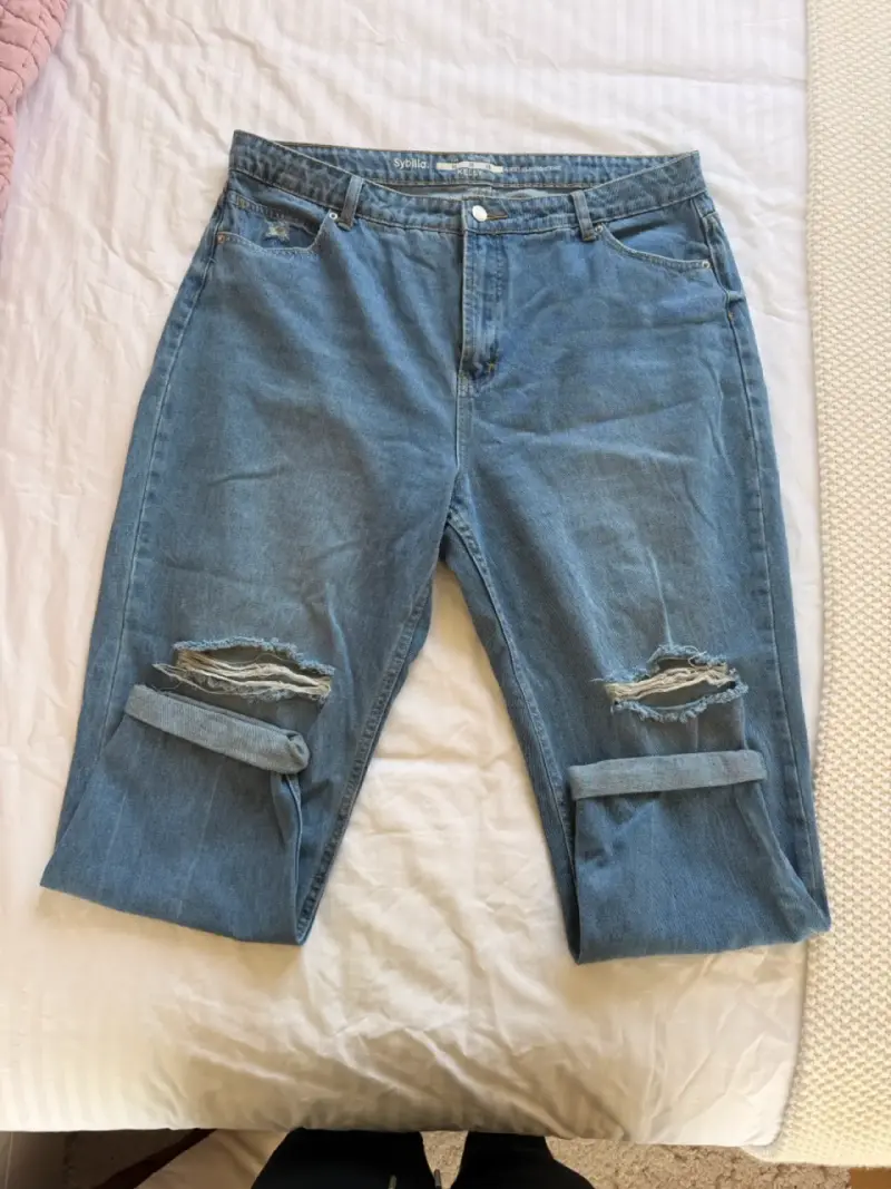 Jeans de mezclilla desgastados para mujer