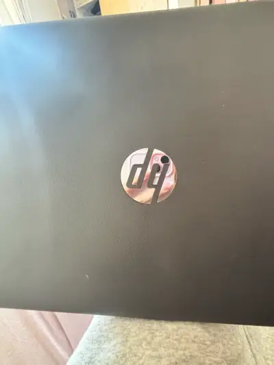 Laptop HP con pantalla de 15 pulgadas - miniatura 2