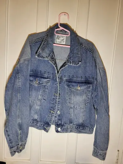 Chaqueta de mezclilla con tachas para mujer - miniatura 1