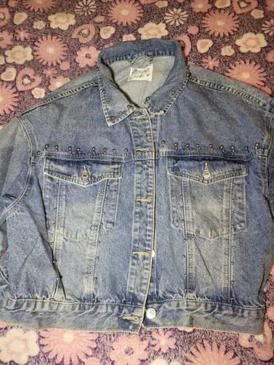 Chaqueta de mezclilla con tachas para mujer - miniatura 2
