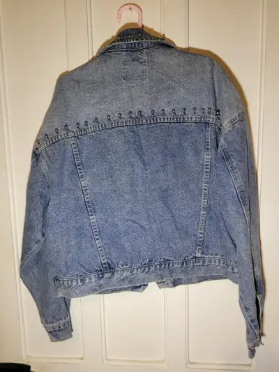 Chaqueta de mezclilla con tachas para mujer - miniatura 3