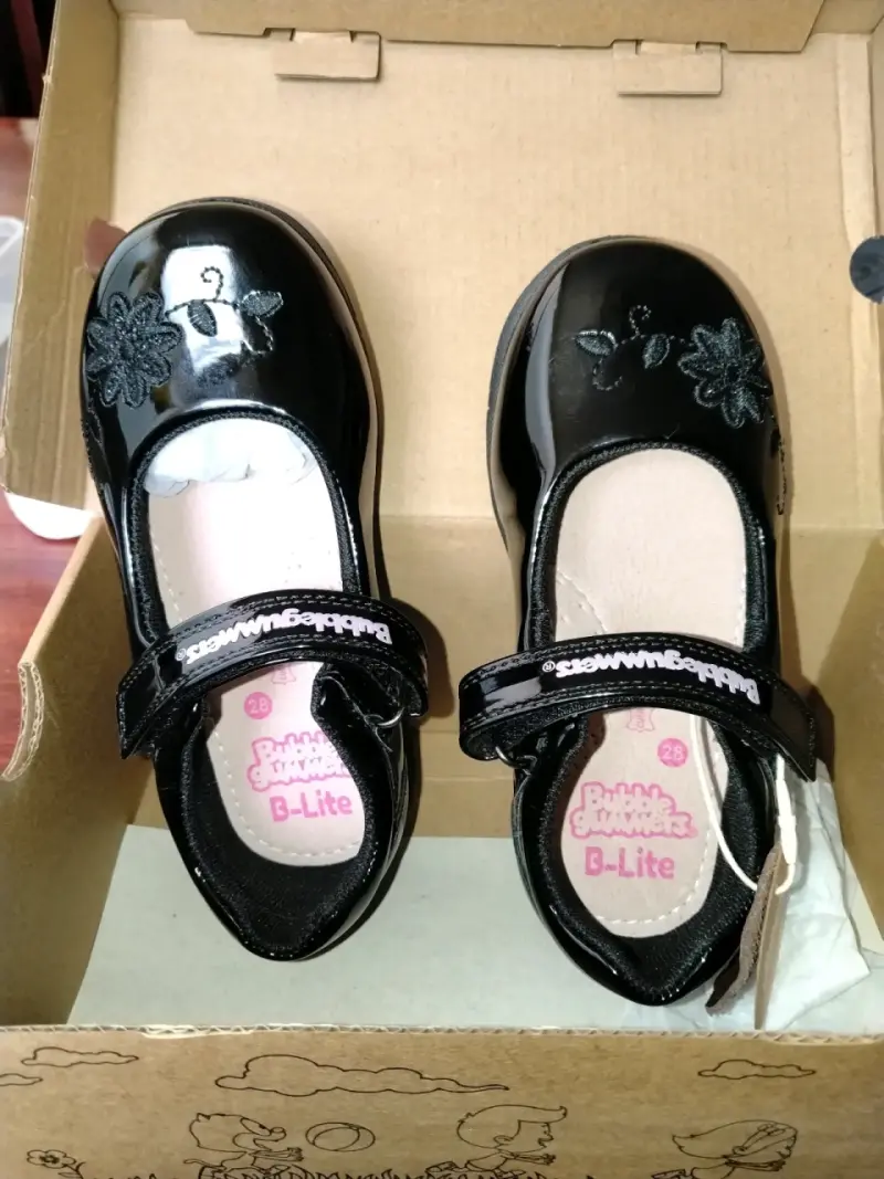 Zapatos de charol negro para niña Bubblegummers