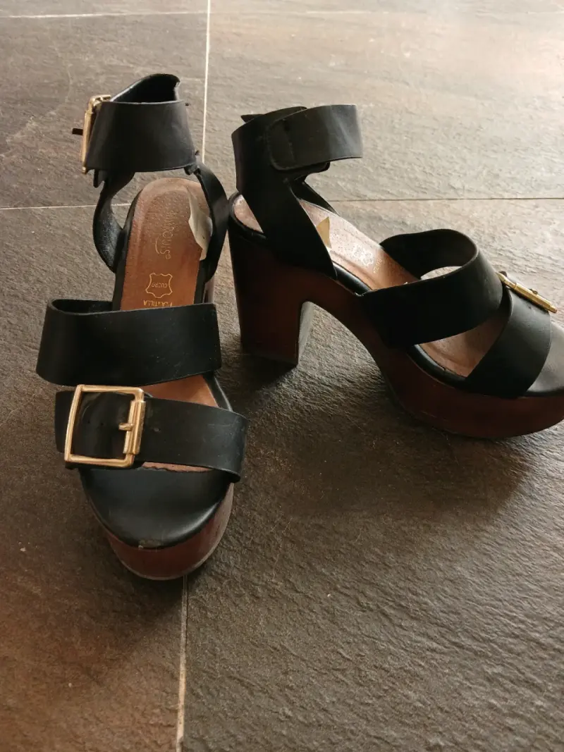 Sandalias de tacón alto negras con hebilla
