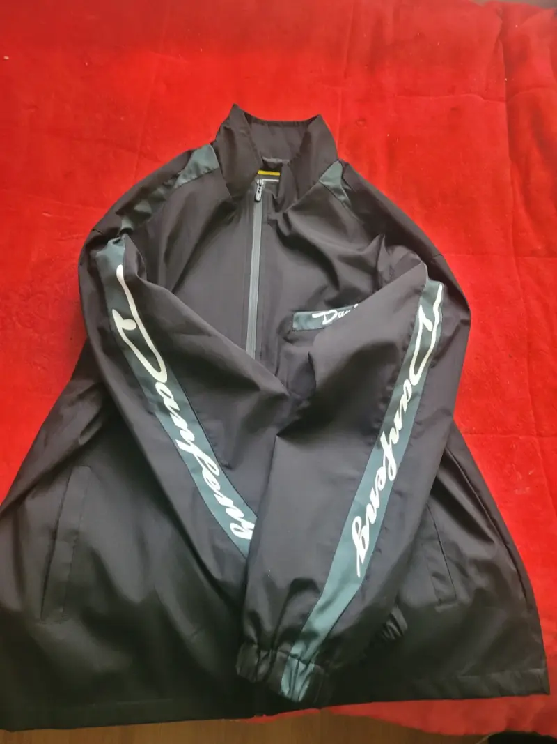 Chaqueta negra deportiva con diseño