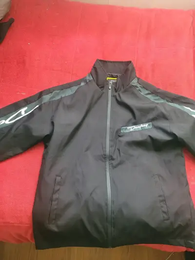 Chaqueta negra deportiva con diseño - miniatura 2